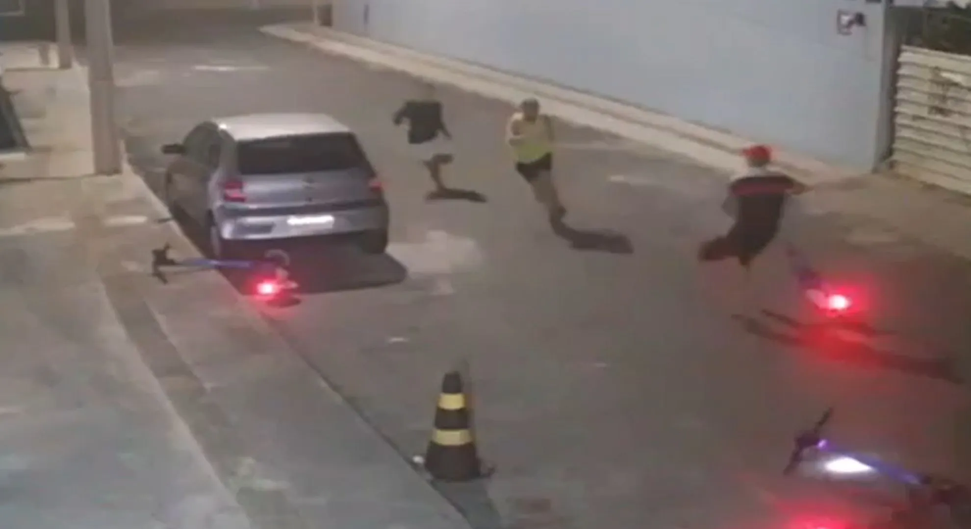 Suspeitos usando patinetes elétricos durante assalto em Salvador. Foto: Redes sociais 