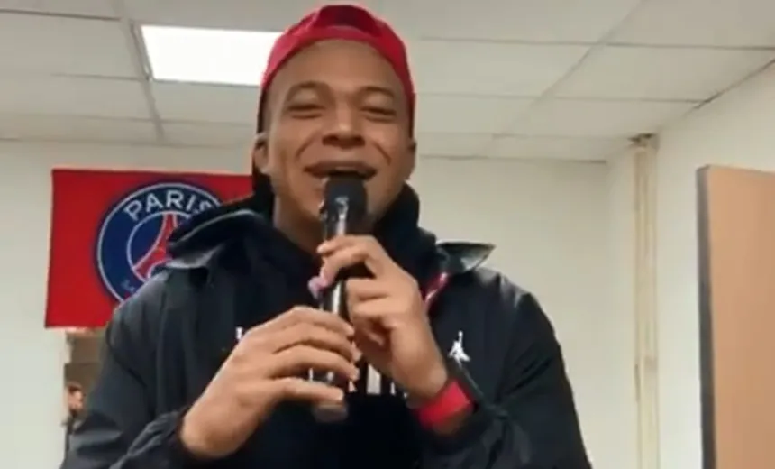 Em vídeo, Mbappé canta sucesso de Mumuzinho: “já foi batizado pagodeiro”; assista