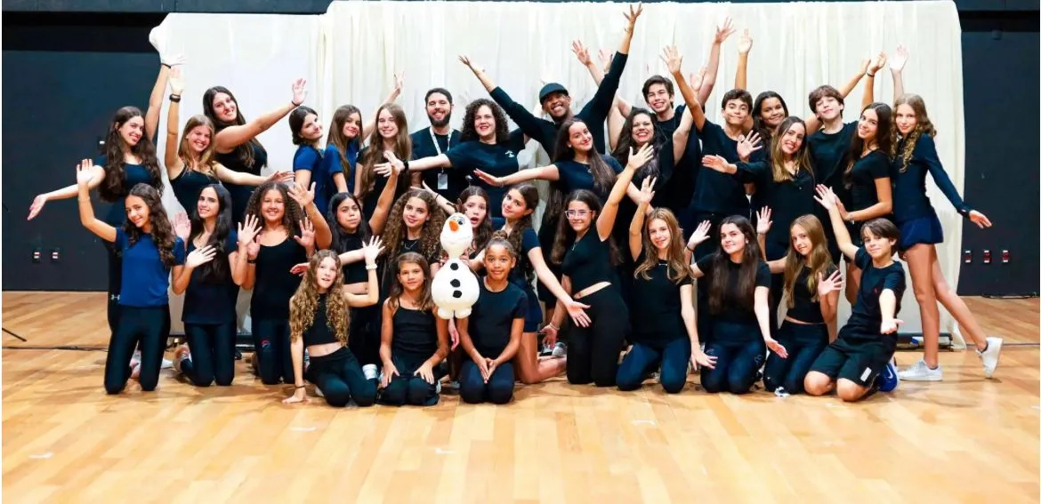 Alunos de escola internacional protagonizam musical da Disney em Salvador