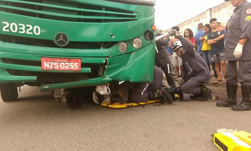Acidente entre ônibus e motocicleta deixa dois feridos em Salvador
