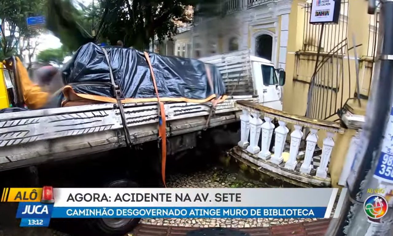 Caminhão desgovernado invade biblioteca na Avenida Sete, em Salvador. Foto: TV Aratu