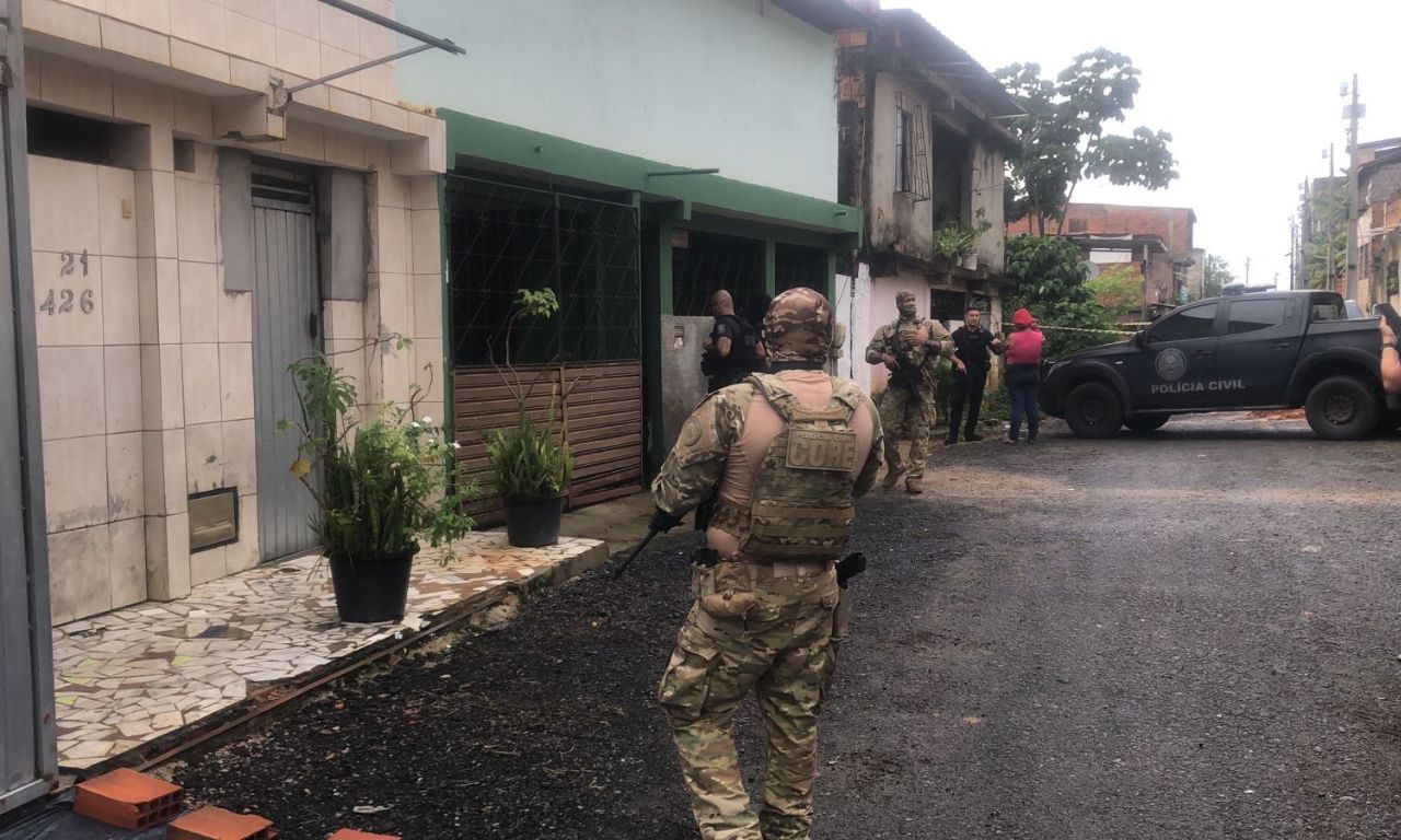 Suspeito faz a pr&oacute;pria fam&iacute;lia ref&eacute;m em itinga. Foto: Vitor Castro | TV Aratu