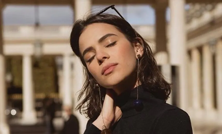 Bruna Marquezine ousa e posta foto com top à venda em sex shops; veja