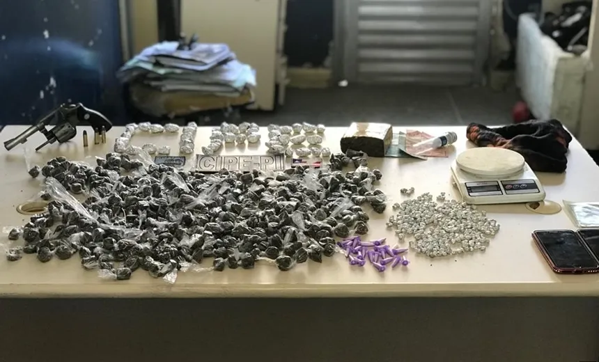 Polícia prende suspeito por tráfico de drogas, em Simões Filho 