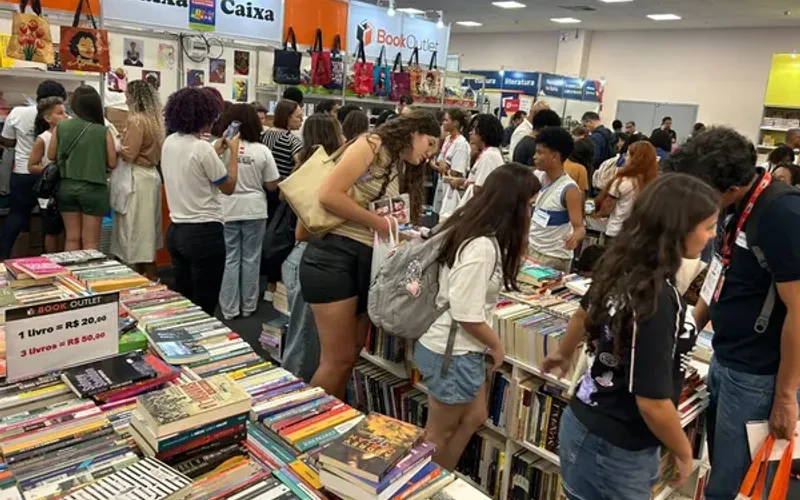 Antes da Flipel&ocirc; 2026, Salvador recebeu a Bienal do Livro Bahia 2026, que reuniu milhares de leitores, autores e editoras em uma semana de debates, lan&ccedil;amentos e atividades culturais/Foto: Laraelen Oliveira&nbsp;