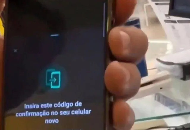 VÍDEO: Homem tenta desmascarar golpista, mas tem WhatsApp clonado