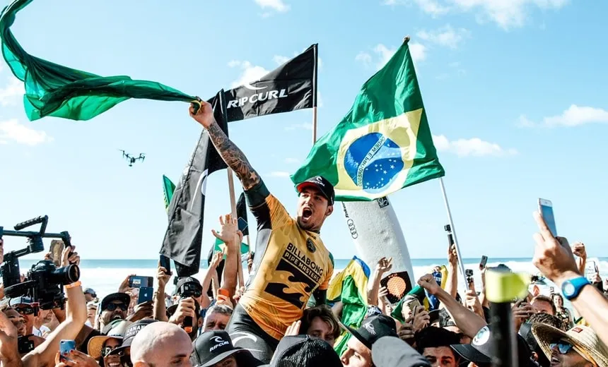 Gabriel Medina é bicampeão mundial de surfe e vence final em Pipeline
