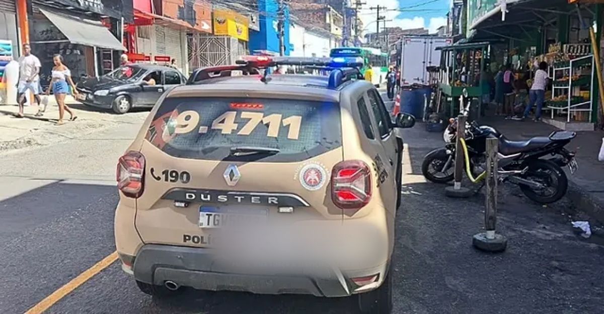 Um homem de 31 anos foi morto a facadas e teve o corpo encontrado em uma rua do bairro de Castelo Branco, em Salvador. Foto: PMBA