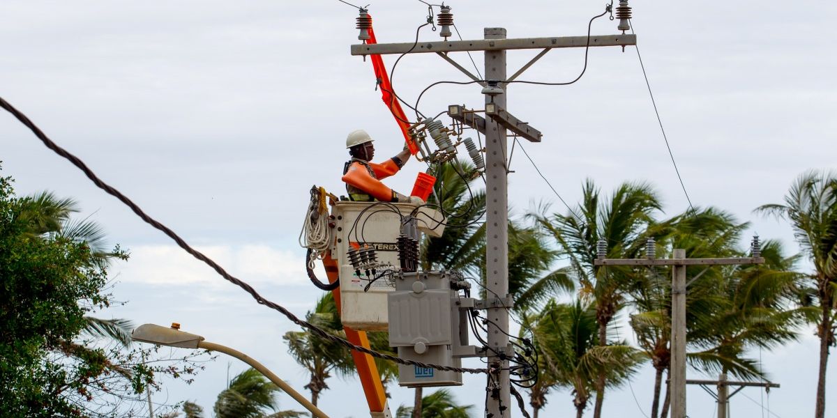 Equipe da Neoenergia Coelba realiza manuten&ccedil;&atilde;o na rede el&eacute;trica durante desligamento programado em bairros de Salvador