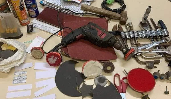 Policiais desmontam oficina de clonagem de veículos em Simões Filho; uma pessoa foi presa