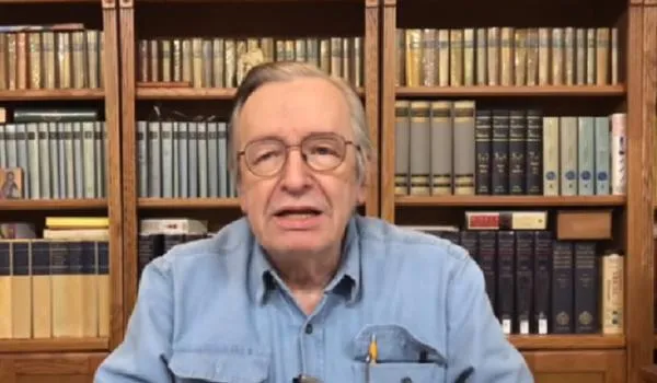 'Casos pequenininhos de corrupção podem acontecer', diz Olavo de Carvalho sobre caso Queiroz e relação com Bolsonaro