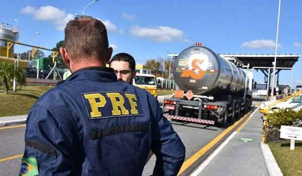 Caminhões estão proibidos de rodar em rodovias federais com pista simples, como a BR-101, durante feriado; veja horários