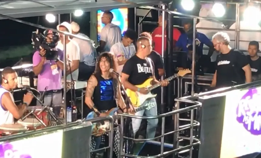 “Pega ela aí”: Luiz Caldas arrasta foliões em pipoca no circuito Dodô; assista