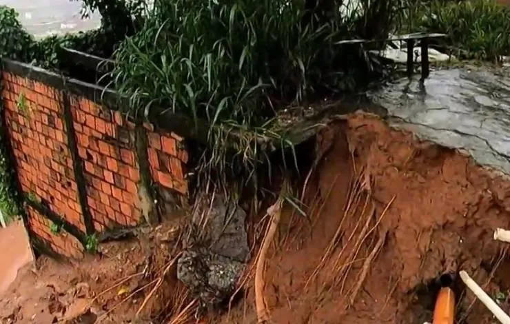 Chuva intensa provoca deslizamento de terra e põe em risco moradores da Capelinha