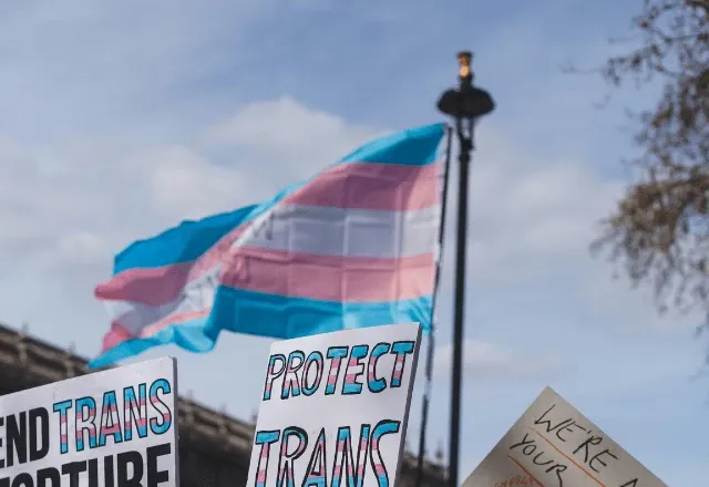 Justiça derruba norma do CFM que restringia cuidados médicos a trans; Foto: reprodução/Unsplash
