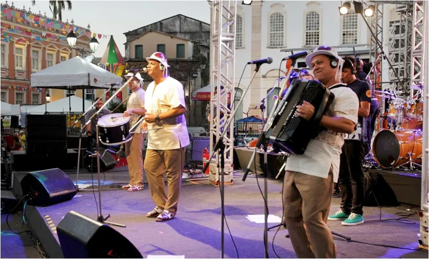 Forró do Trio Nordestino abriu a primeira noite de shows no palco do Pelourinho