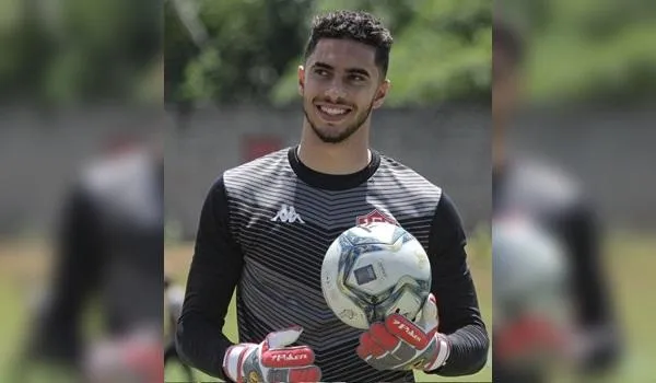 Recém chegado ao clube, novo goleiro do Vitória inicia treinos