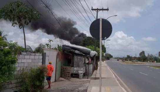 Forte explosão em galpão causa lentidão no trânsito de veículos em Camaçari; bombeiros estão no local
