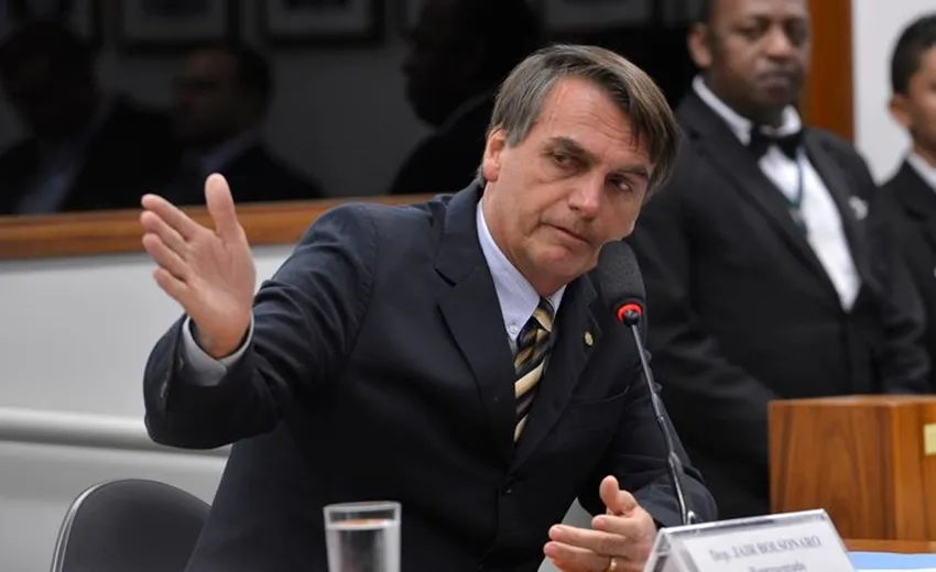 Bolsonaro recebe alta médica, deixa hospital e vai para o Rio