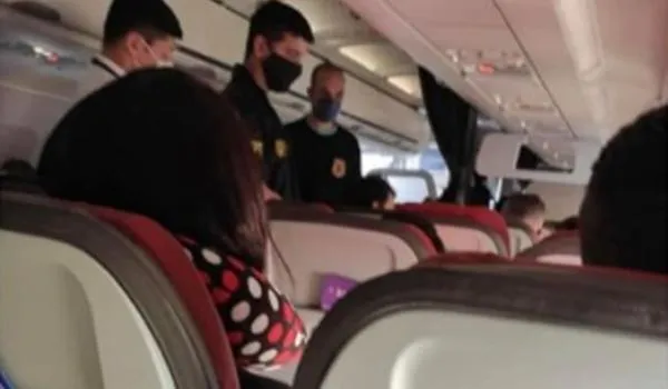 Passageiro chama comissário de "viadinho de bosta" e é retirado de avião pela PF