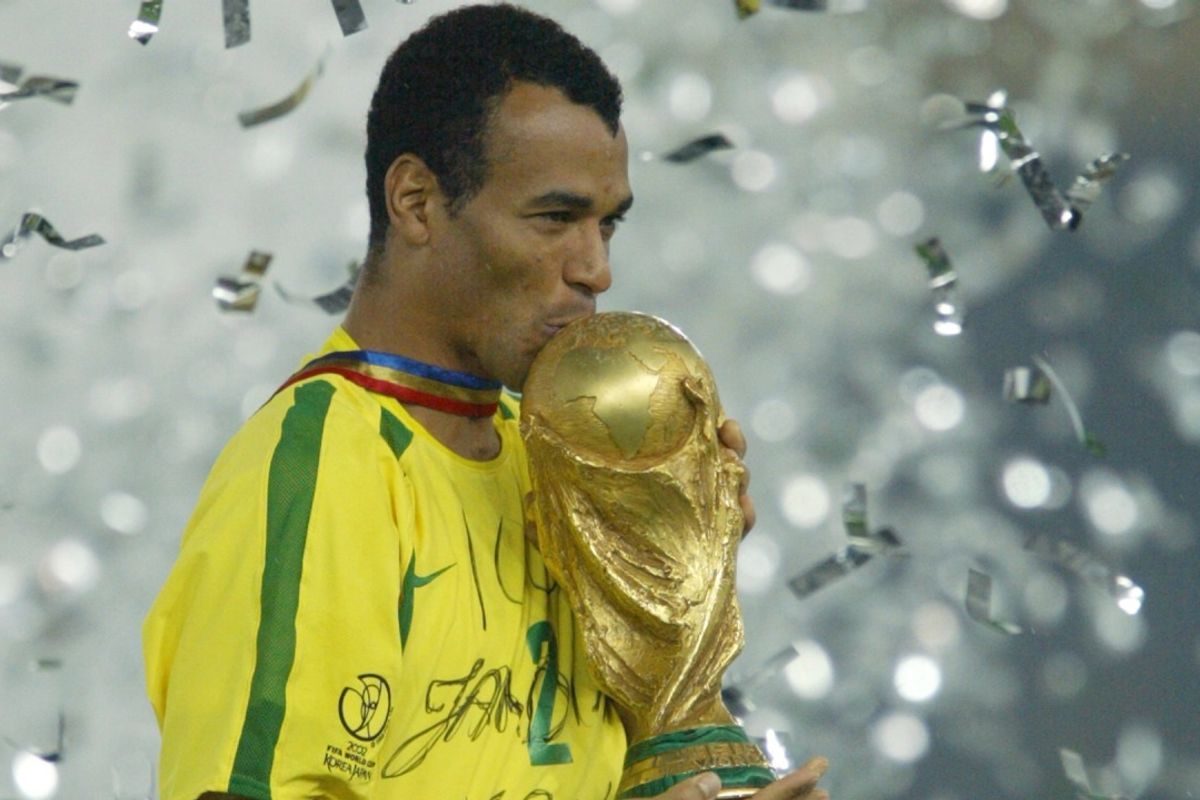Capit&atilde;o Cafu levantou a ta&ccedil;a para o Brasil, na Copa do Mundo de 2022. Foto: Reprodu&ccedil;&atilde;o