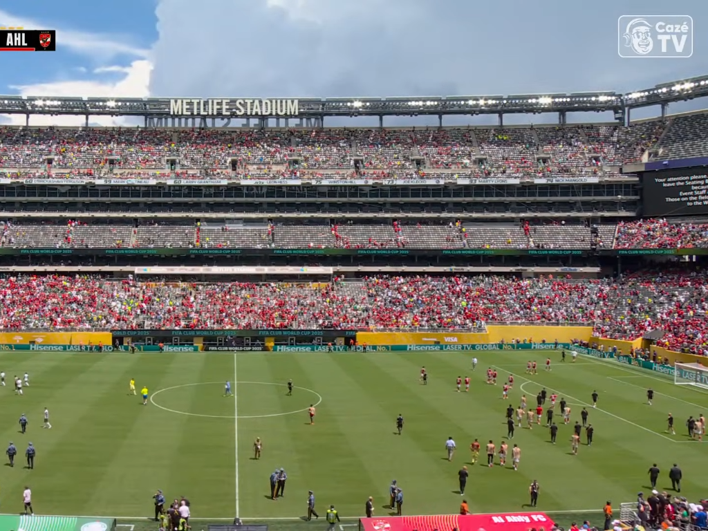 Jogo do Palmeiras foi paralisado por alerta de tempestade; outras duas partidas também interrompidas. Foto: Reprodução/CaséTV