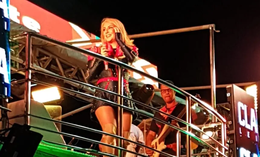 Grávida, Claudia Leitte rebola no trio e diz: “se eu posso, vocês também podem”; assista