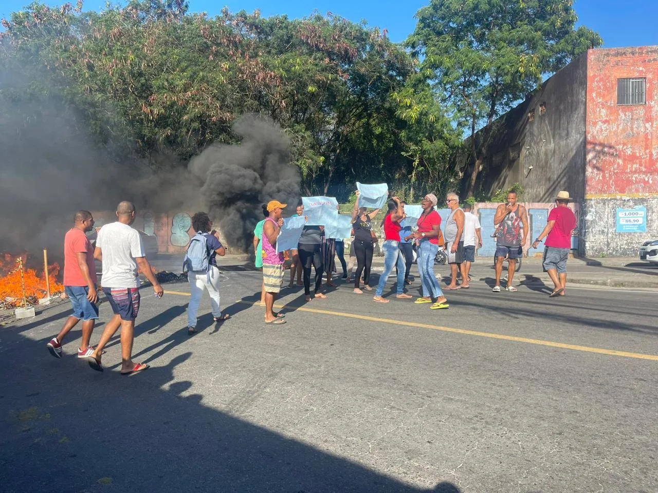 Protesto por mobilidade e segurança interdita trânsito em Jardim Cajazeiras