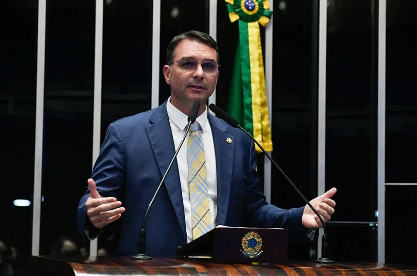 Flávio Bolsonaro sugere ceder a Trump para evitar 'bombas atômicas'