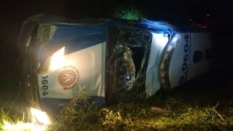 Viatura da Polícia Militar capota em Rio Real e deixa dois feridos