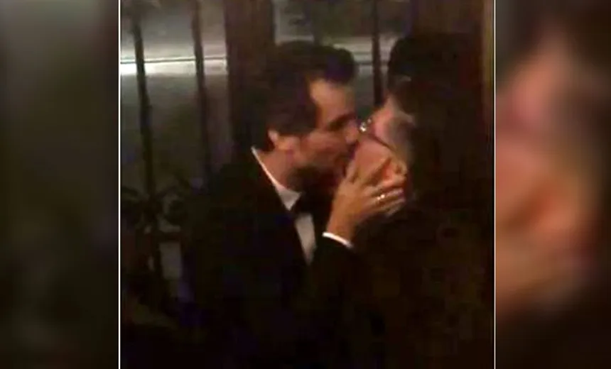 VÍDEO: Jean Wyllys beija Wagner Moura em Berlim, em 1ª aparição após deixar o Brasil