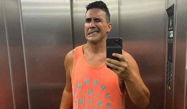 André Marques é flagrado bebendo com amigos em bar e se explica; "saí rapidinho da minha loja e encontrei pessoas"