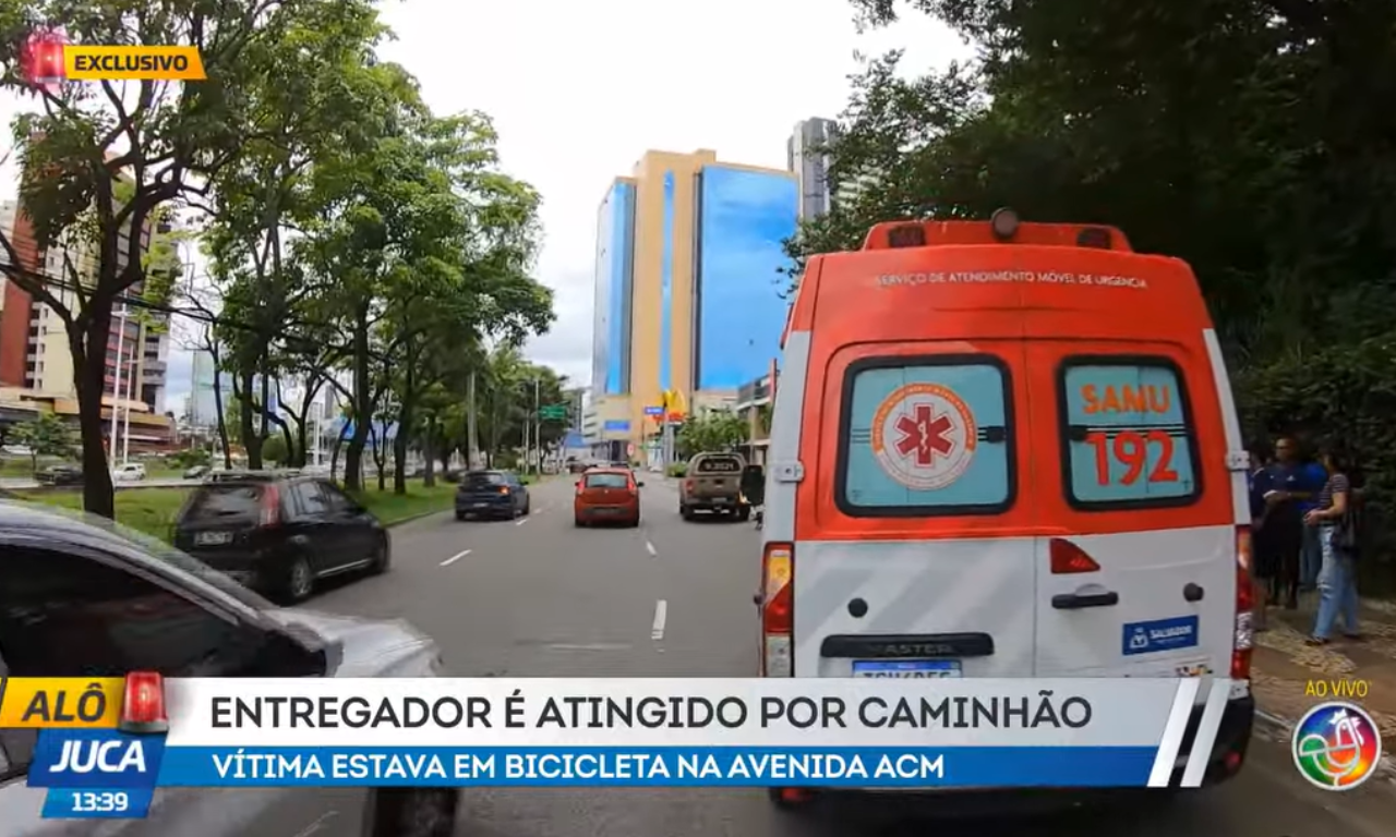 Entregador &eacute; atingido por caminh&atilde;o e fica ferido na ACM, em Salvador. Foto: TV Aratu