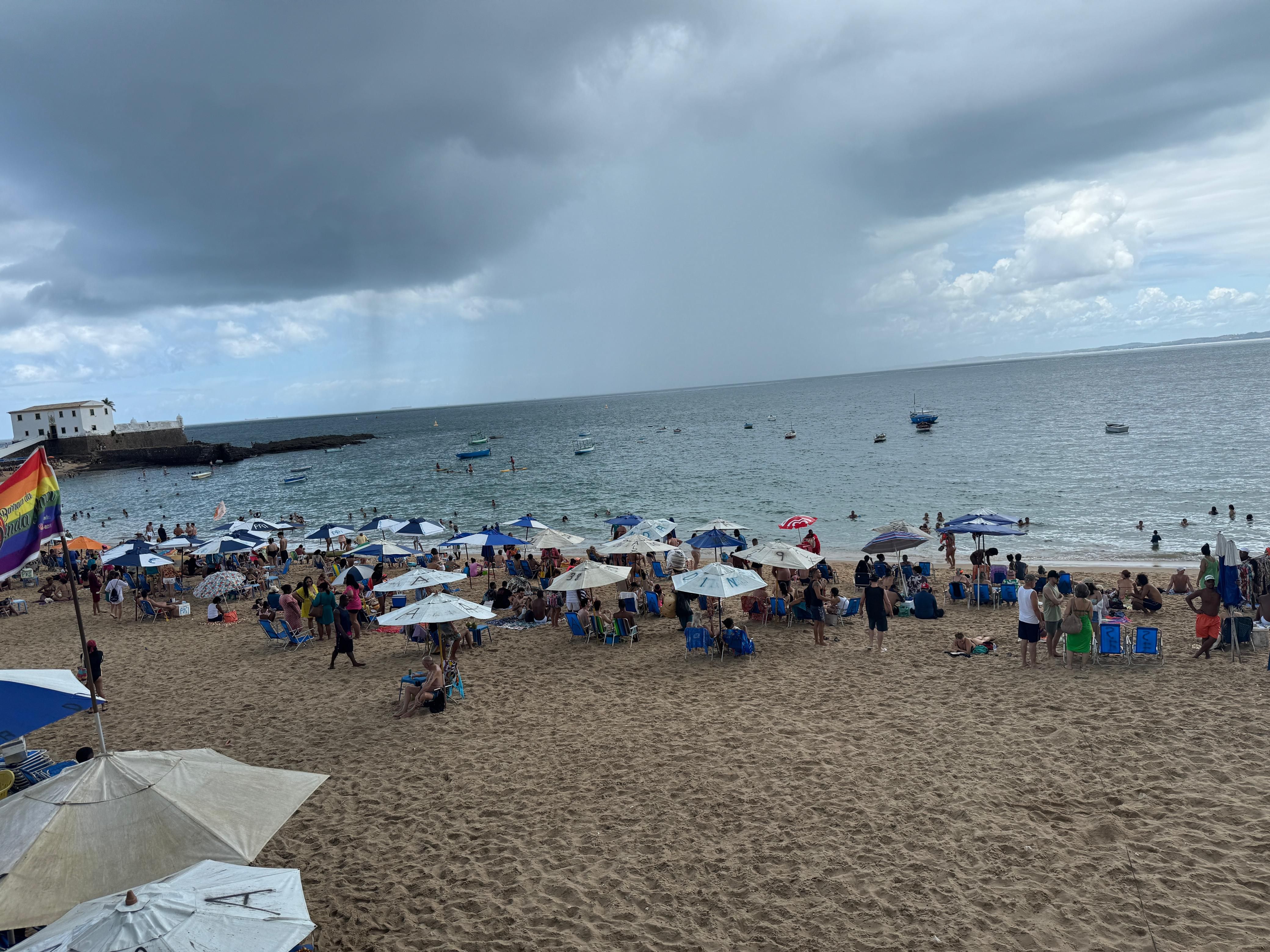 Mesmo com tempo nublado, Porto da Barra atrai baianos e turistas durante o ver&atilde;o. Foto: Bia Lago | Aratu On
