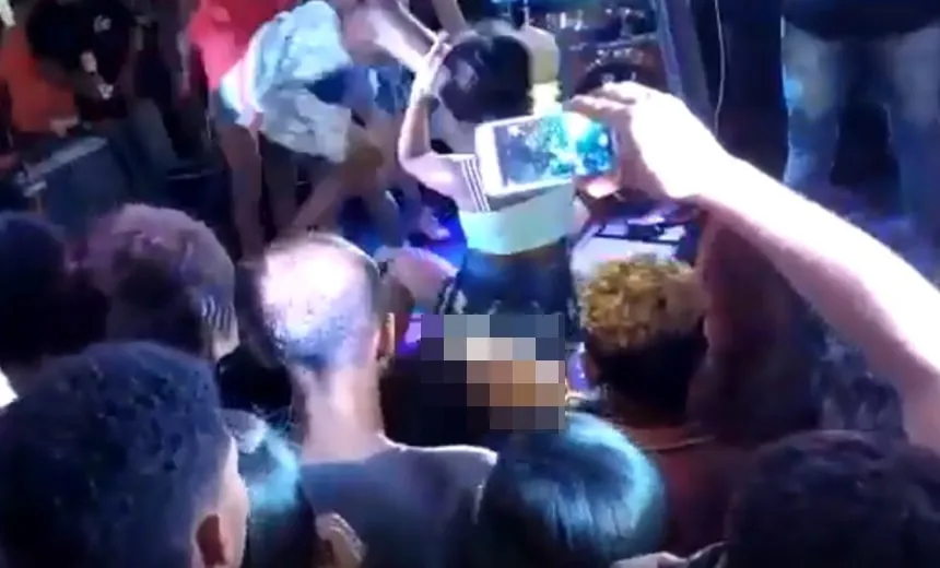 Vídeos mostram mulher agredida em cima de palco durante show de pagode na Bahia; assista 