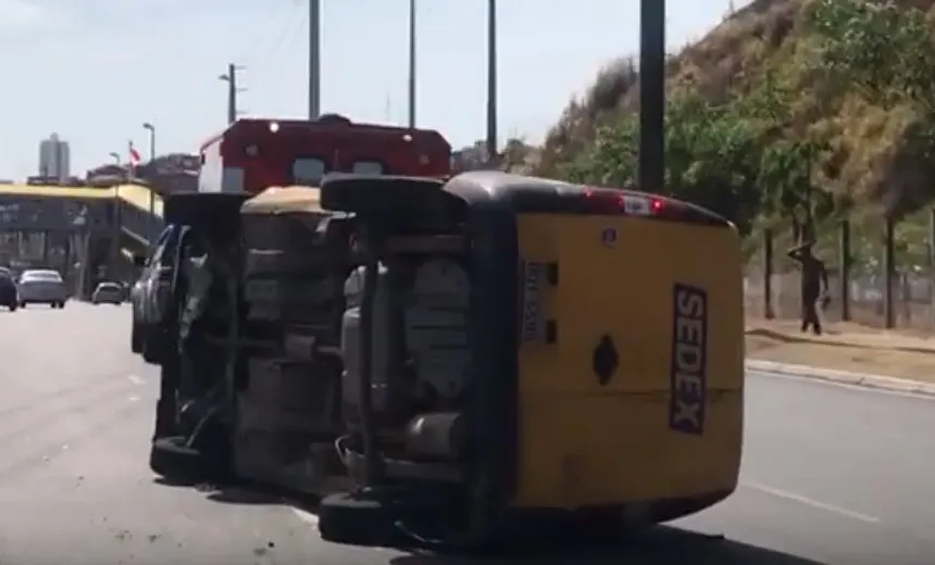 Van do Sedex capota e deixa uma pessoa ferida na Avenida Paralela; veja vídeo