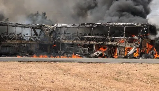 Tragédia na BA-120: pelo menos duas pessoas morrem após batida entre dois ônibus; coletivos ficaram destruídos 