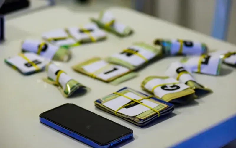 Al&eacute;m da devolu&ccedil;&atilde;o presencial, a Guarda Civil Municipal tamb&eacute;m orienta que documentos n&atilde;o retirados dentro do prazo podem ser encaminhados posteriormente aos &oacute;rg&atilde;os emissores/Foto: Jefferson Peixoto / Secom PMS