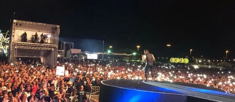 ESTAMOS AO VIVO: Na continuidade da sofrência, Tayrone assume os trabalhos no palco do Arraiá