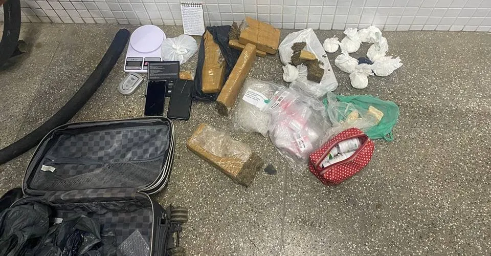 Polícia apreende mala com drogas em posse de pessoa no bairro do Rio Vermelho