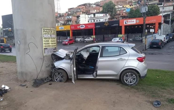 Motorista perde controle do carro, sobe em canteiro e colide com pilastra na Av. Bonocô