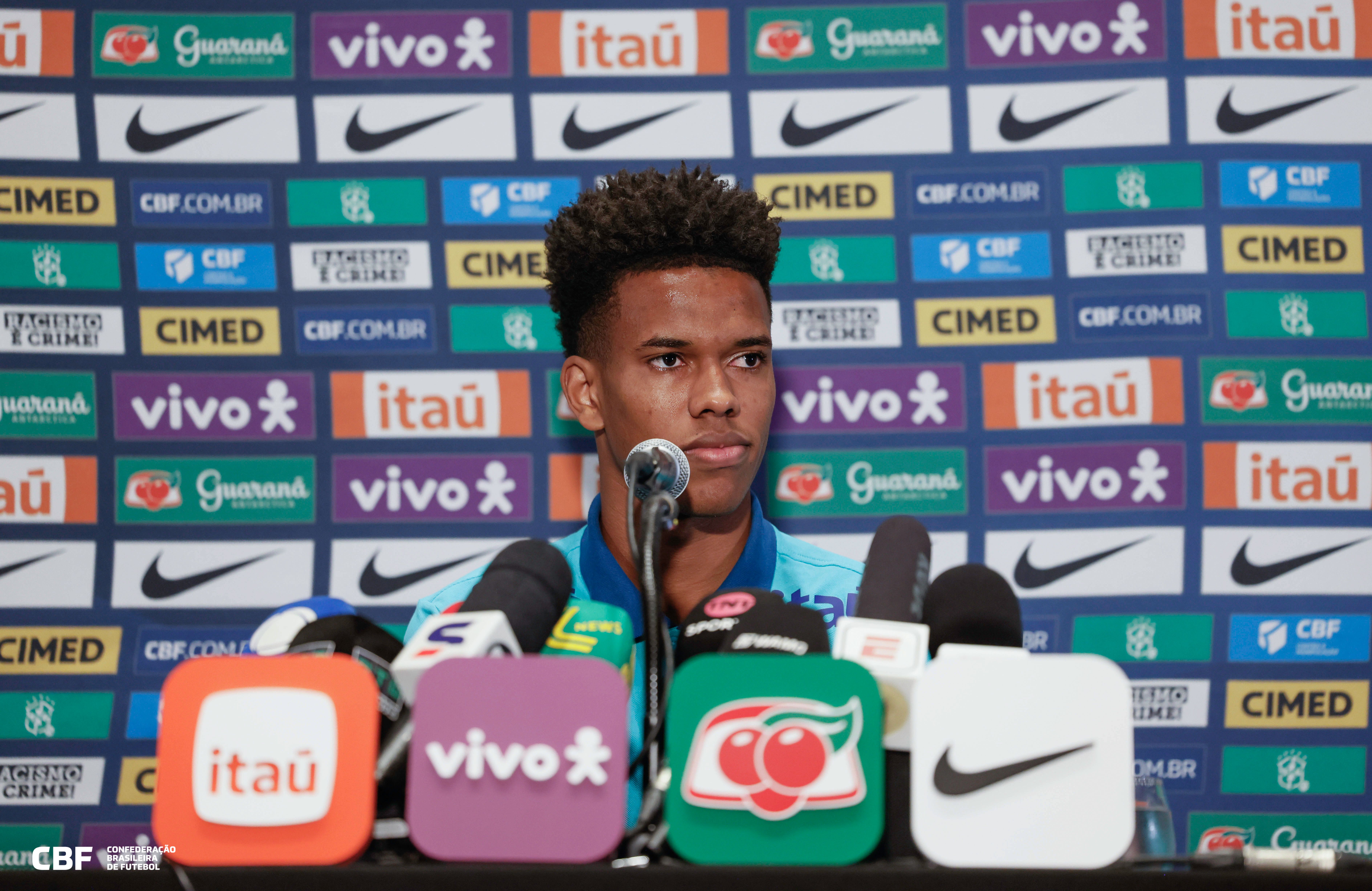 Estêvão em coletiva pela seleção brasileira Rafael Ribeiro Cbf