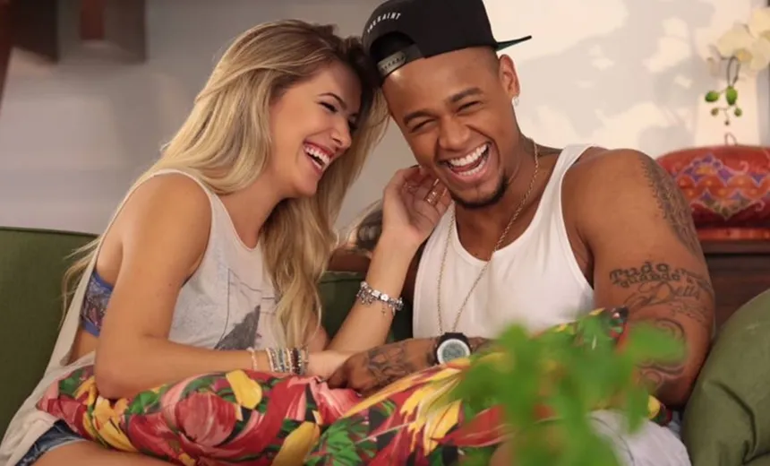 Léo Santana é flagrado jantando com Lorena Improta; veja foto