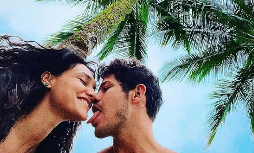 Loreto é visto com Débora em floricultura e funcionário “entrega”: ‘estava com a esposa’