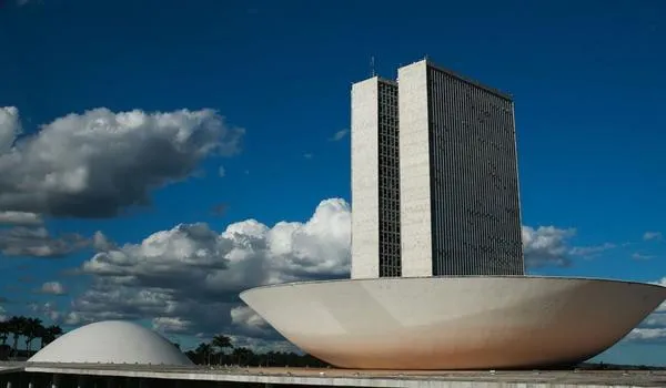 Senadores aceitam congelar salário de servidor por 2 anos para ajudar estados durante pandemia