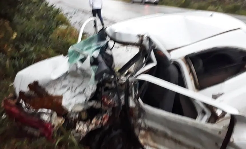 Quatro pessoas morrem em acidente envolvendo dois carros na BR-101