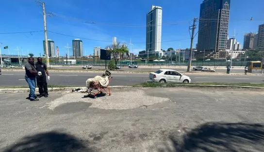 Corpo é encontrado dentro de carrinho de supermercado na Avenida ACM; Polícia Civil investiga 