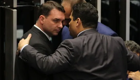 "Quem vai definir o que é fake news e o que não é?", dispara Flávio Bolsonaro na CPI da Covid-19