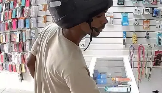 Câmeras de segurança flagram ação de assaltante em loja de celulares na Fazenda Grande do Retiro; assista 