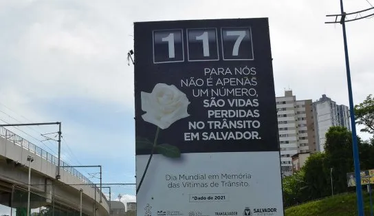 Prefeitura de Salvador coloca rosas em painéis na Bonocô e Paralela: por qual motivo?  
